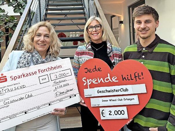 Bei der Spenden&uuml;bergabe (v.&nbsp;l.): Franka Struve-Waasner und Elfi K&uuml;hn (Inner-Wheel-Club Erlangen) sowie David Knauer (Geschwisterbeauftragter).