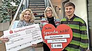 Bei der Spenden&uuml;bergabe (v.&nbsp;l.): Franka Struve-Waasner und Elfi K&uuml;hn (Inner-Wheel-Club Erlangen) sowie David Knauer (Geschwisterbeauftragter).