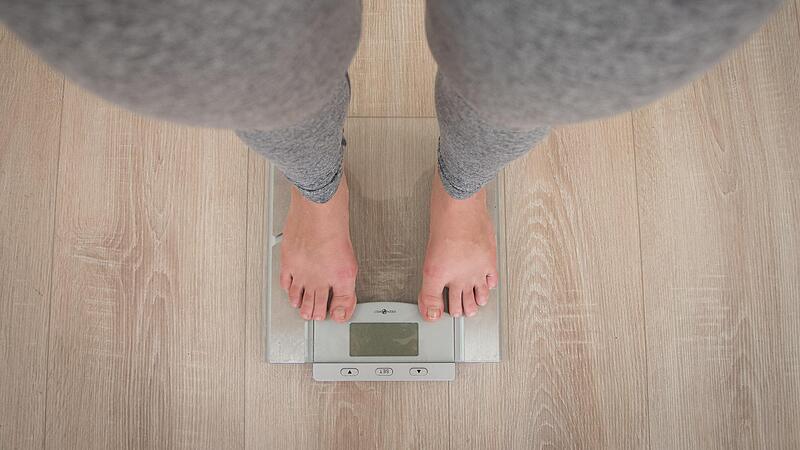 Der Schritt auf die Waage ist f&uuml;r Menschen mit Essst&ouml;rungen mit hohen psychischen Belastungen verbunden.