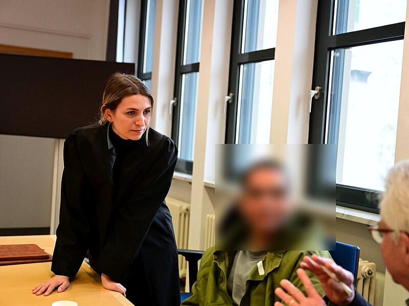 Rechtsanw&auml;ltin Carolin Redai, der Angeklagte und ein Dolmetscher