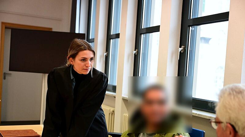 Rechtsanw&auml;ltin Carolin Redai, der Angeklagte und ein Dolmetscher