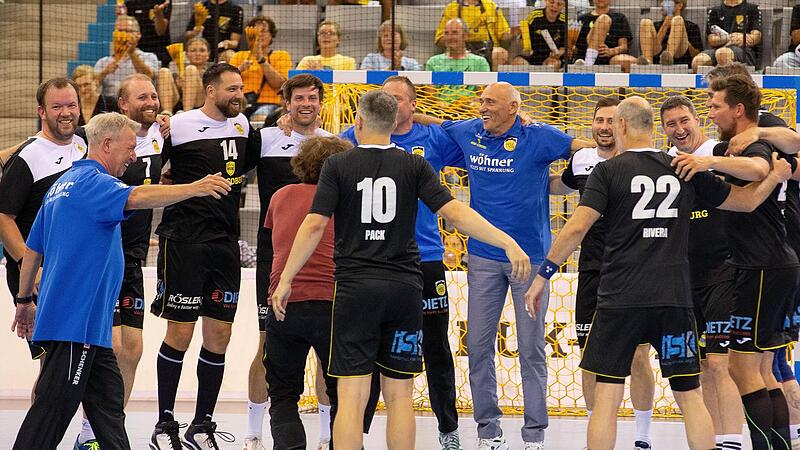 Die „alten Herren“ feiern: Das Legendenteam des HSC 2000 Coburg hat die aktuelle Zweitliga-Mannschaft geschlagen unter der Regie von Kult-Trainer Hrvoje „Cveba“ Horvat (Mitte) geschlagen.
