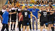 Die „alten Herren“ feiern: Das Legendenteam des HSC 2000 Coburg hat die aktuelle Zweitliga-Mannschaft geschlagen unter der Regie von Kult-Trainer Hrvoje „Cveba“ Horvat (Mitte) geschlagen.
