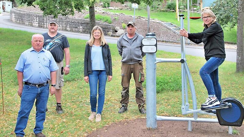 Zu den neuen Fitnessger&auml;ten haben sich (von links) B&uuml;rgermeister Karl Heinz Kandler, Holger Herbold (Bauhof), ILE-Managerin Ulla Schmidt, Thomas Kempf (Bauhof) und OGV-Vorsitzende Irene H&uuml;ttner gesellt.