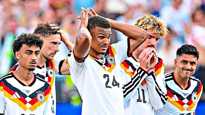 So sehen Verlierer aus: Das DFB-Team um (von links) Nathaniel Brown, Leon Goretzka, Malick Thiaw, Nick Woltemade und Nadiem Amiri scheiterte an Paraguay.Tom Weller, dpa So sehen Verlierer aus: Das DFB-Team um (von links) Nathaniel Brown, Leon Goretzka, Malick Thiaw, Nick Woltemade und Nadiem Amiri scheiterte an Paraguay.Tom Weller, dpa
