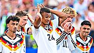 So sehen Verlierer aus: Das DFB-Team um (von links) Nathaniel Brown, Leon Goretzka, Malick Thiaw, Nick Woltemade und Nadiem Amiri scheiterte an Paraguay.Tom Weller, dpa