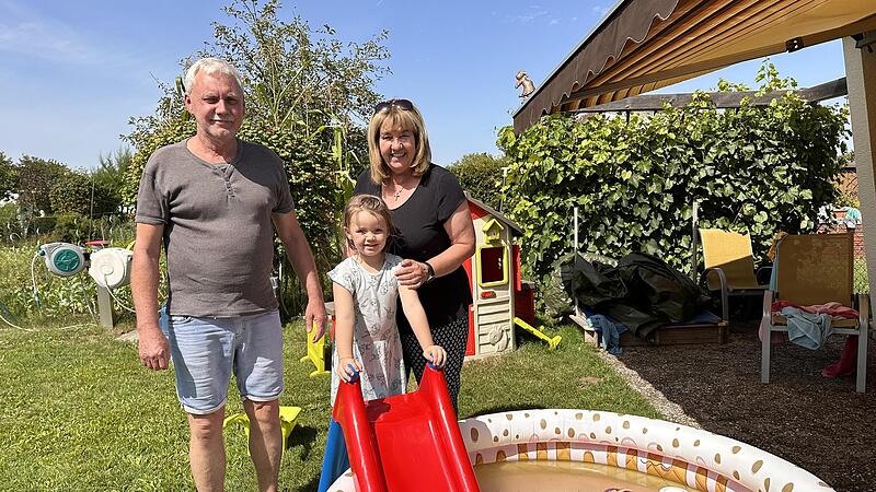 Peter, Lea und Otilie Uebel (v.l.) genießen den Sommer in ihrer Parzelle in der Kleingartenanlage am Sendelbach.