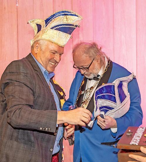 Bürgermeister Jürgen Hennemann entledigte sich sichtlich gut gelaunt seiner Verpflichtungen als Stadtoberhaupt und übergab Amtskette und Stadtkasse an die Narrenschaft.