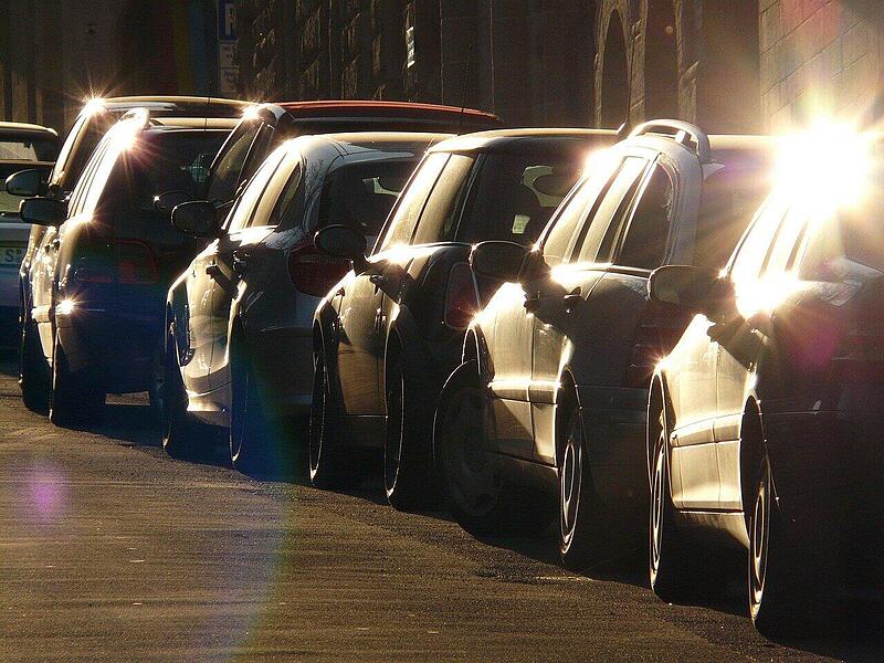 Korrektes Parken: Fahrzeuge m&uuml;ssen auf der rechten Seite in Fahrtrichtung stehen.