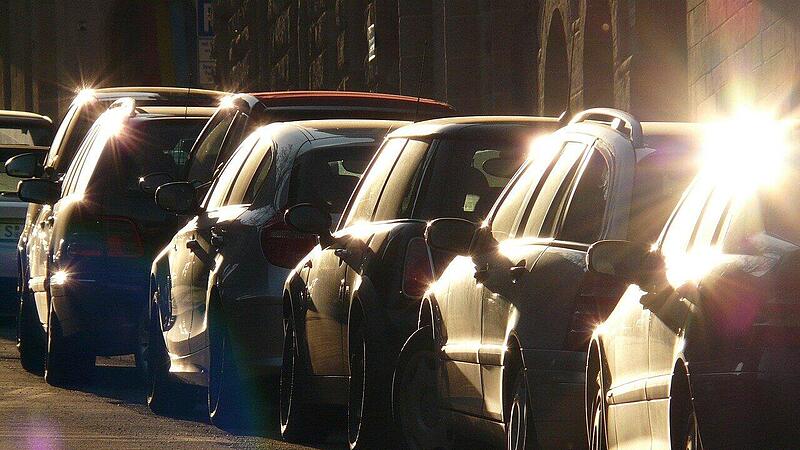 Korrektes Parken: Fahrzeuge müssen auf der rechten Seite in Fahrtrichtung stehen. Korrektes Parken: Fahrzeuge müssen auf der rechten Seite in Fahrtrichtung stehen.