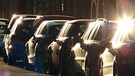 Korrektes Parken: Fahrzeuge müssen auf der rechten Seite in Fahrtrichtung stehen. Korrektes Parken: Fahrzeuge müssen auf der rechten Seite in Fahrtrichtung stehen.