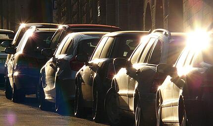Korrektes Parken: Fahrzeuge m&uuml;ssen auf der rechten Seite in Fahrtrichtung stehen.