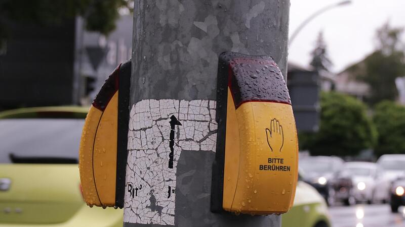 Oft haben Fußgänger am Stadtring nicht automatisch grün, sondern müssen erst an der Ampel drücken, wie hier an der Münnerstädter Kreuzung. Dadurch können sich die Wartezeiten verlängern. Oft haben Fußgänger am Stadtring nicht automatisch grün, sondern müssen erst an der Ampel drücken, wie hier an der Münnerstädter Kreuzung. Dadurch können sich die Wartezeiten verlängern.