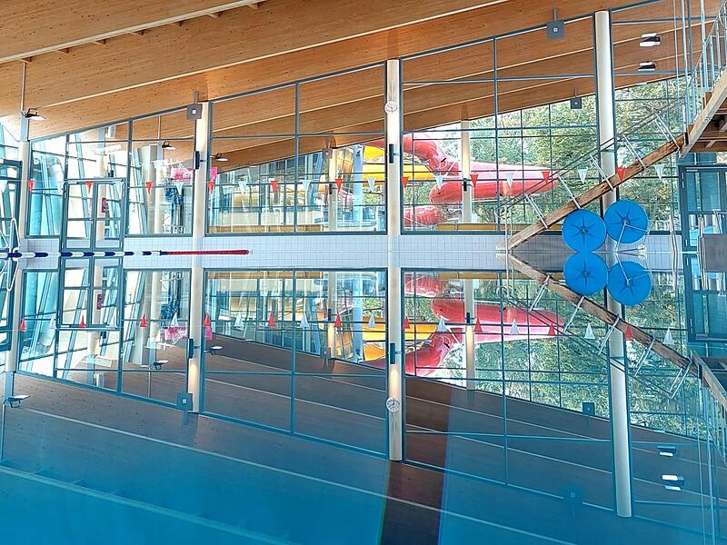 Alleine die Becken im Innenbereich fassen 1,7 Millionen Liter Wasser, das w&auml;hrend der Revision abgelassen und neu eingef&uuml;llt wird.Forchheim & Fr&auml;nkische Schweiz