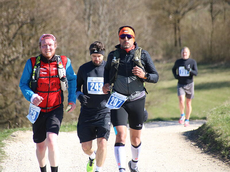 Strahlender Sonnenschein, aber nur niedrige Plusgrade erwartete die L&auml;ufer beim 19. Obermain-Marathon rund um Bad Staffelstein. Die Marathon-Strecke f&uuml;hrte wieder an den beiden Wahrzeichen der Kurstadt, dem Kloster Banz und der Basilika Vierzehnheiligen vorbei.