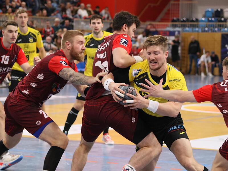 Jan Schäffer (gelbes Trikot) musste wurde nach elf Minuten mit Rot nach einem harten Einsteigen des Platzes verwiesen.