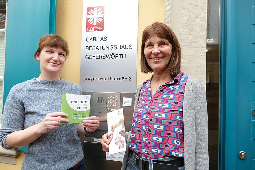 Die Caritas-Mitarbeiterinnen Maria Joecks (links) und Luise Löchner sind für Hilfesuchende mit Energieschulden da.
