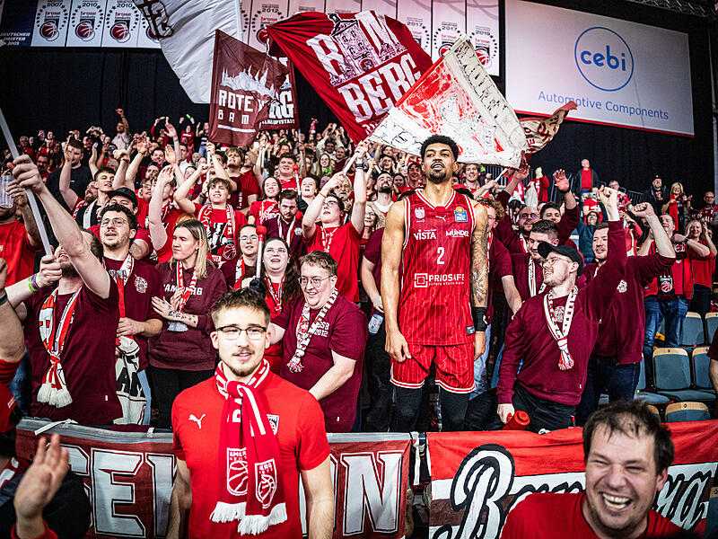 Kapit&auml;n Ibi Watson stimmte nach der Partie die "Humba" im Fanblock an.