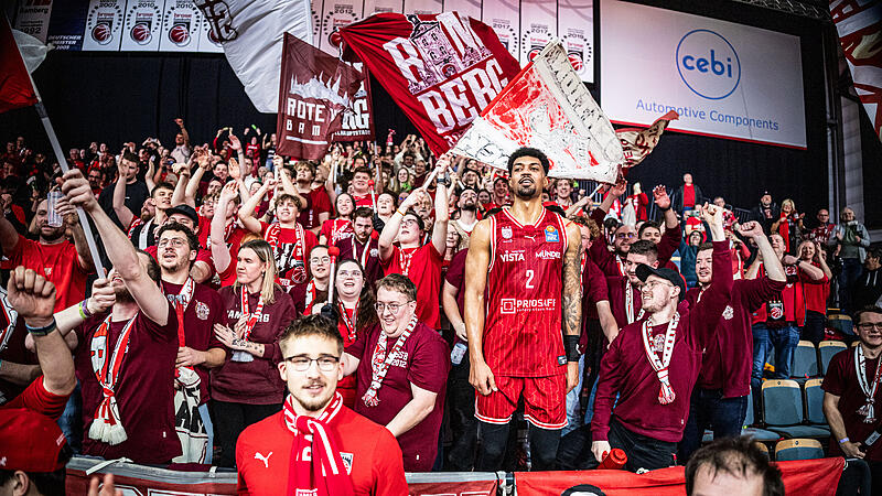 Kapit&auml;n Ibi Watson stimmte nach der Partie die "Humba" im Fanblock an.