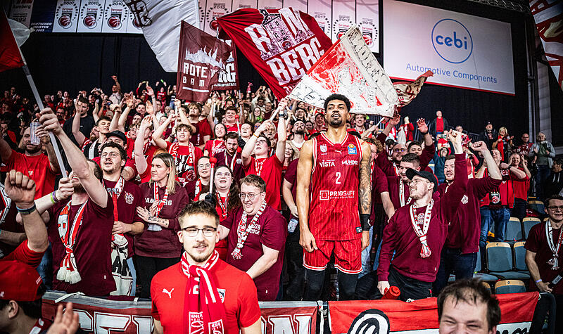 Kapit&auml;n Ibi Watson stimmte nach der Partie die "Humba" im Fanblock an.