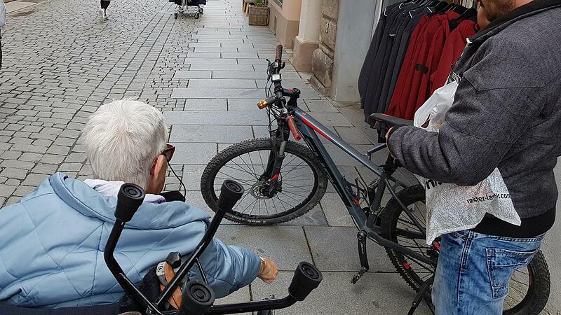 Fahrt mit Hindernissen: Rollstuhlfahrerin   Monika Reintges auf ihrem Weg  durch die  Forchheimer  Hauptstra&szlig;e.Forchheim & Fr&auml;nkische Schweiz