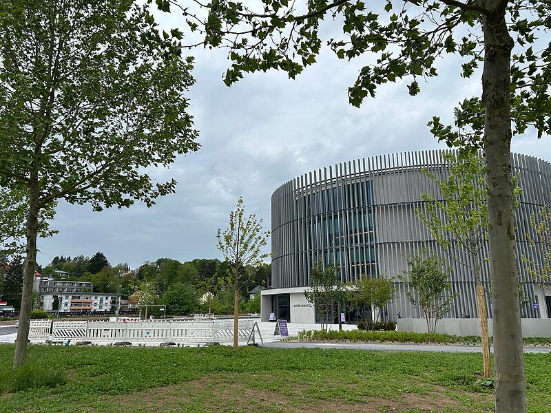 Globe Coburg Knapp drei Jahre nach Fertigstellung des Globe Coburg nimmt jetzt auch der Außenbereich langsam Formen an.