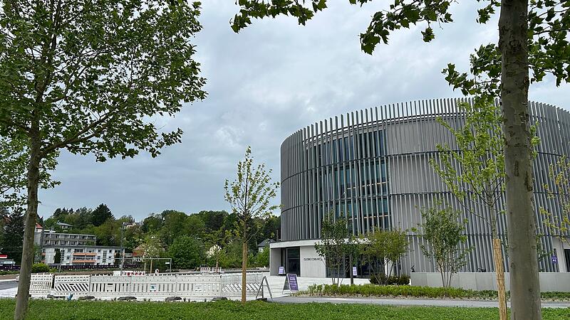 Globe Coburg Knapp drei Jahre nach Fertigstellung des Globe Coburg nimmt jetzt auch der Außenbereich langsam Formen an.