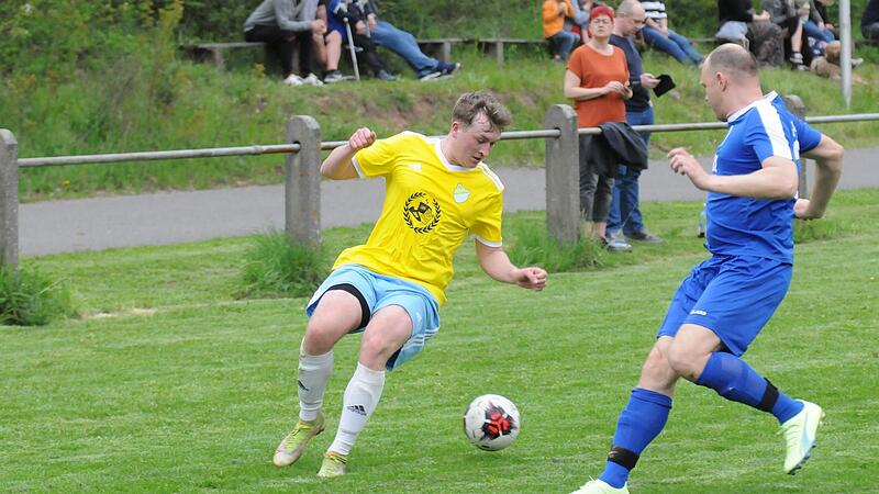 Marvin H&auml;gerich (links) von der SpVgg Detter-Wei&szlig;enbach steuerte einen Treffer zum 3:2-Ausw&auml;rtssieg bei. In dieser Szene wird er allerdings von Stefan Krau&szlig; von der gastgebenden SG Euerdorf/Sulzthal/Ramsthal II gestellt.