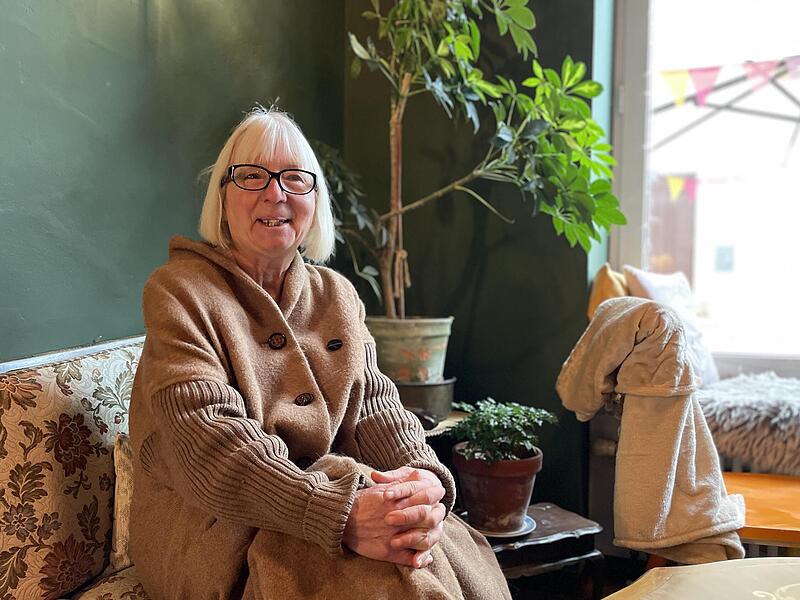 Angelika Ziegler-Hartmann aus Frankfurt ist der „Kein Kuchen für Nazis“-Spruch am Fenster direkt positiv aufgefallen. Angelika Ziegler-Hartmann aus Frankfurt ist der „Kein Kuchen für Nazis“-Spruch am Fenster direkt positiv aufgefallen.
