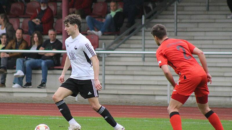Einen gebrauchten Samstagnachmittag erlebten Maximilian Eckstein (wei&szlig;es Trikot) und der FC Coburg.