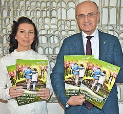 Landrat Wilhelm Schneider und Melinda Dorosch pr&auml;sentieren den neuen Seniorenwegweiser.
