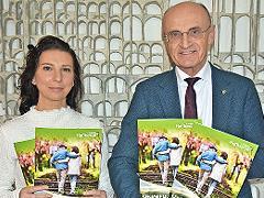 Landrat Wilhelm Schneider und Melinda Dorosch pr&auml;sentieren den neuen Seniorenwegweiser.