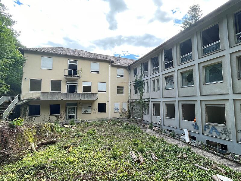 Das fr&uuml;here Kinderkurheim St. Josef in Bad Kissingen ist als Lost Place seit Jahrzehnten Zielscheibe von Vandalismus. Aktuell tut sich auf dem Gel&auml;nde aber etwas. Der Eigent&uuml;mer erledigt Sicherungs- und R&auml;umungsarbeiten.