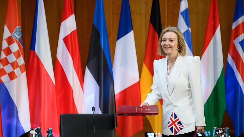 Liz Truss, Au&szlig;enministerin von Gro&szlig;britannien, beim Treffen der Nato-Au&szlig;enminister in Berlin