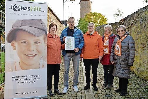 Die Kolpingfrauen haben dem Verein „Jonas hilft“ den Erlös vom Verkauf der Kräutersträußchen gespendet.