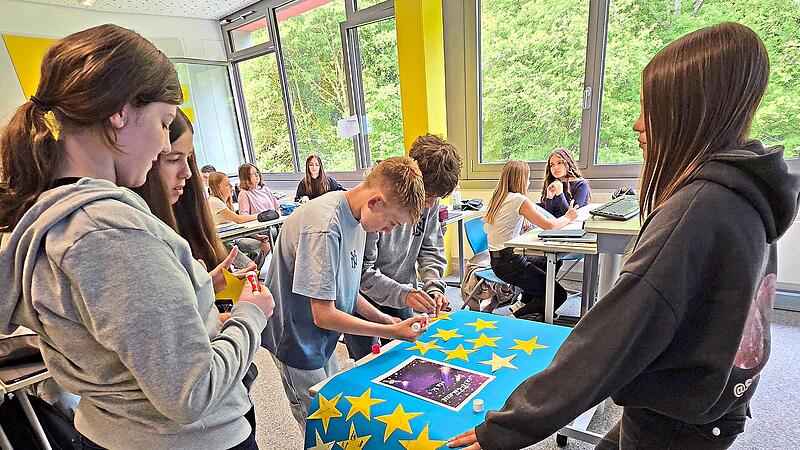 Die Schüler befestigten ihre persönlichen Wertesterne auf ihrer „Wertegalaxie“ unter Anleitung von Wertebotschafterin Sophia (links). Günther Geiling Die Schüler befestigten ihre persönlichen Wertesterne auf ihrer „Wertegalaxie“ unter Anleitung von Wertebotschafterin Sophia (links). Günther Geiling
