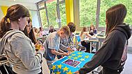 Die Schüler befestigten ihre persönlichen Wertesterne auf ihrer „Wertegalaxie“ unter Anleitung von Wertebotschafterin Sophia (links). Günther Geiling Die Schüler befestigten ihre persönlichen Wertesterne auf ihrer „Wertegalaxie“ unter Anleitung von Wertebotschafterin Sophia (links). Günther Geiling