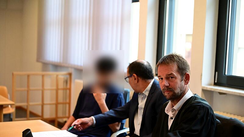 Der Angeklagte, ein Dolmetscher und Rechtsanwalt Andreas Dr&auml;ger aus Strullendorf