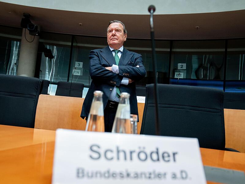 Gerhard Schröder, ehemaliger Bundeskanzler, gab der  Wirtschaft einen Schub. Das ist der aktuelle Kanzler Merz nach  vollmundigem Versprechen noch schuldig.