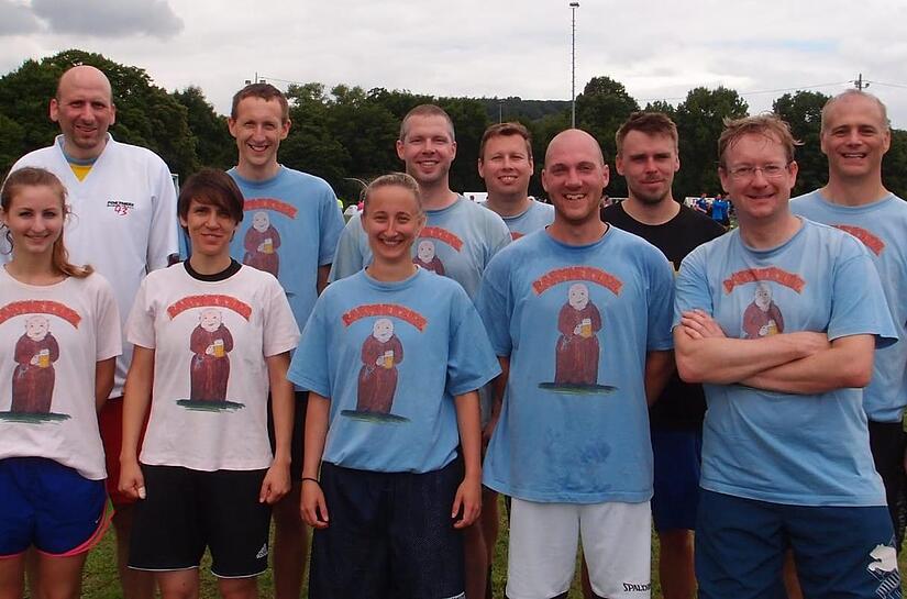 Auf dem Volleyball-Feld barmherzige Pr&uuml;gler, beim Fototermin ganz fromm. Bernhard Bittner  steht hinten rechts.