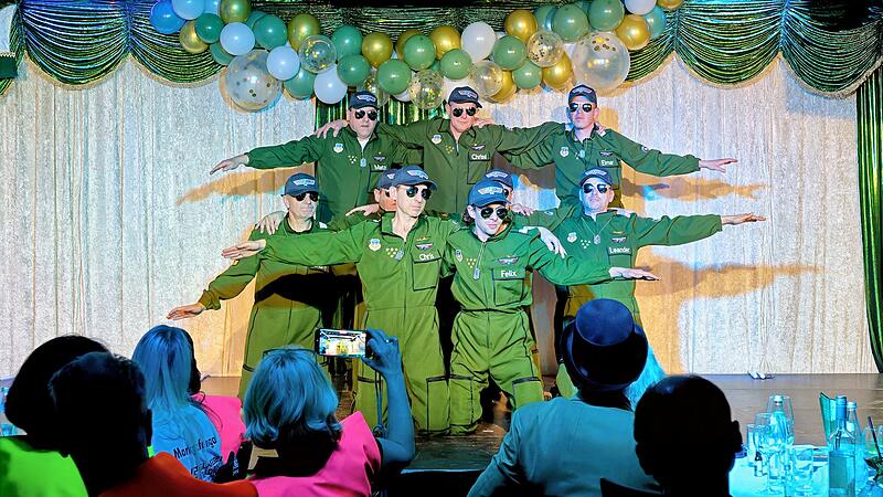 Das M&auml;nnerballett in Pilotenkost&uuml;m und mit Top-Gun-Musik begeisterte die Zuschauer restlos.