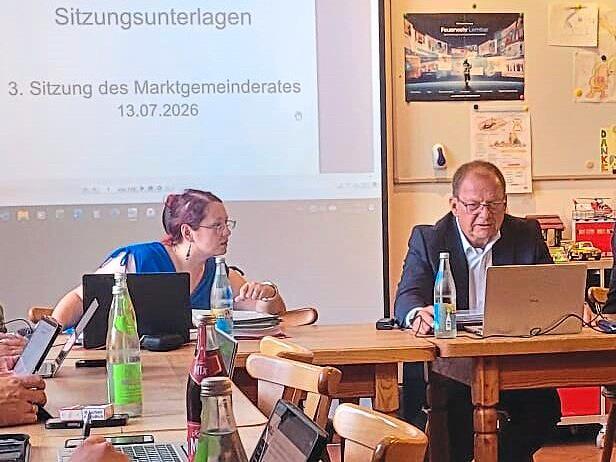 Der neu vereidigte Bürgermeister Armin Datz (BFH, 2. v. r.) leitet seine erste Sitzung. Bernd Schüpferling Der neu vereidigte Bürgermeister Armin Datz (BFH, 2. v. r.) leitet seine erste Sitzung. Bernd Schüpferling