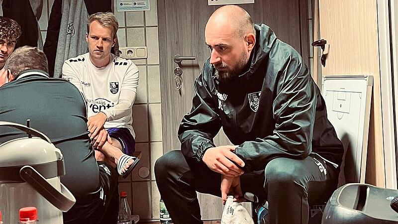 Waren vom Spielabbruch in Gebenbach wenig begeistert: Kapit&auml;n Marc Reischmann (M.) und Trainer Jan Gernlein