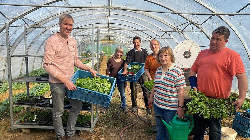 &Uuml;ber den erfolgreichen Start in die Saison freuen sich (v.l.): Michael Stromer (Vorsitzender des Tr&auml;gervereins), Waltraud und Wolfgang Hartmann (Ernteteiler), Eva Fitzek (G&auml;rtnerin), Ingrid St&ouml;ber (Ernteteilerin) und Andreas Sittig (G&auml;rtner).