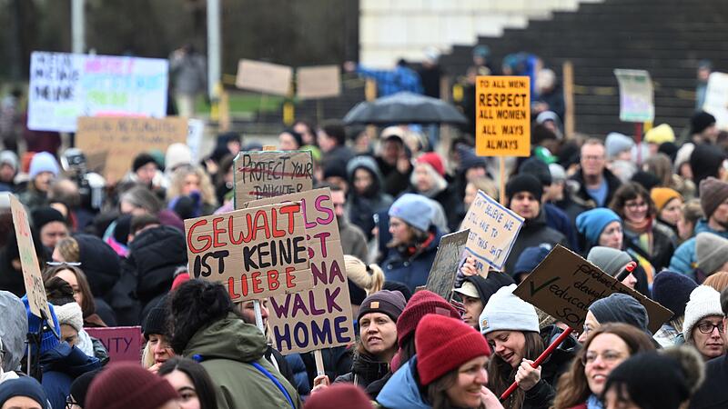 Demonstration gegen sexuelle und digitale Gewalt Demonstration gegen sexuelle und digitale Gewalt
