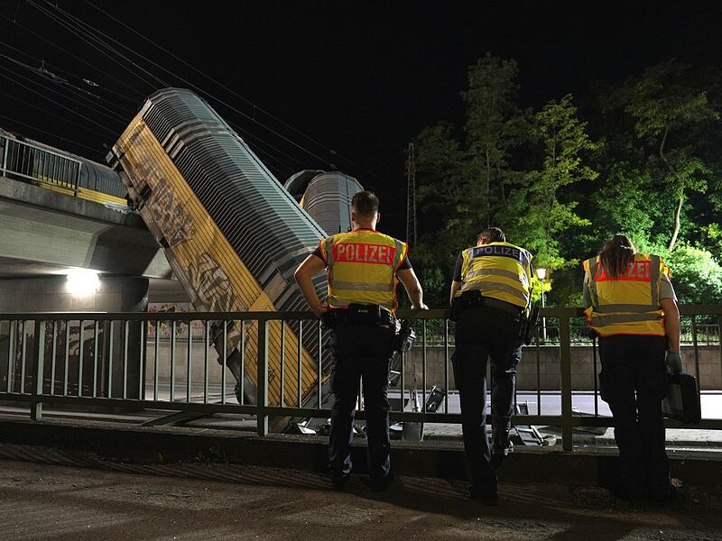 G&uuml;terzug st&uuml;rzt in M&uuml;nchen von Br&uuml;cke