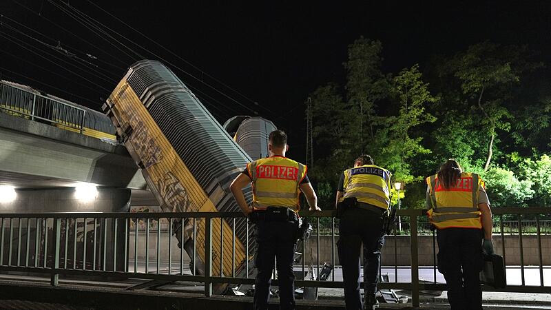 Güterzug stürzt in München von Brücke Güterzug stürzt in München von Brücke