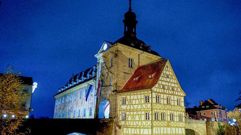 Die Stadt hat im Juli die n&auml;chtliche Beleuchtung des Alten Rathauses abgeschaltet. Dabei wird es zun&auml;chst bleiben.