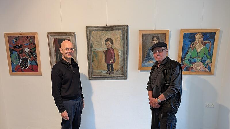 Martin Kirchner (links) und Kunstbeirat Georg Seifried vor Familiendarstellungen des K&uuml;nstlers