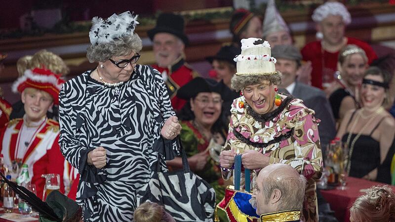 Martin Rassau und Volker Heissmann als Waltraud und Mariechen 2024 in Veitsh&ouml;chheim: Das Duo will bei &bdquo;Fastnacht in Franken&ldquo; auch dieses Jahr durch die Reihen mit der Politprominenz gehen.
